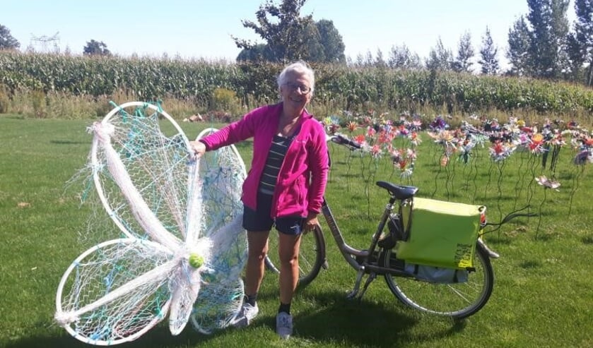 Diny van der Steen leverde haar FlowerPower bloem in bij Carin Simons.