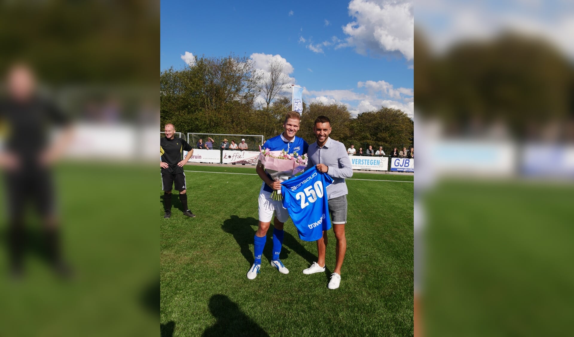 Bart Langenhuijzen kreeg een shirt ter gelegenheid van zijn 250ste wedstrijd Jacky Langenhuijzen uit handen van PEC-speler Bram van Polen. 