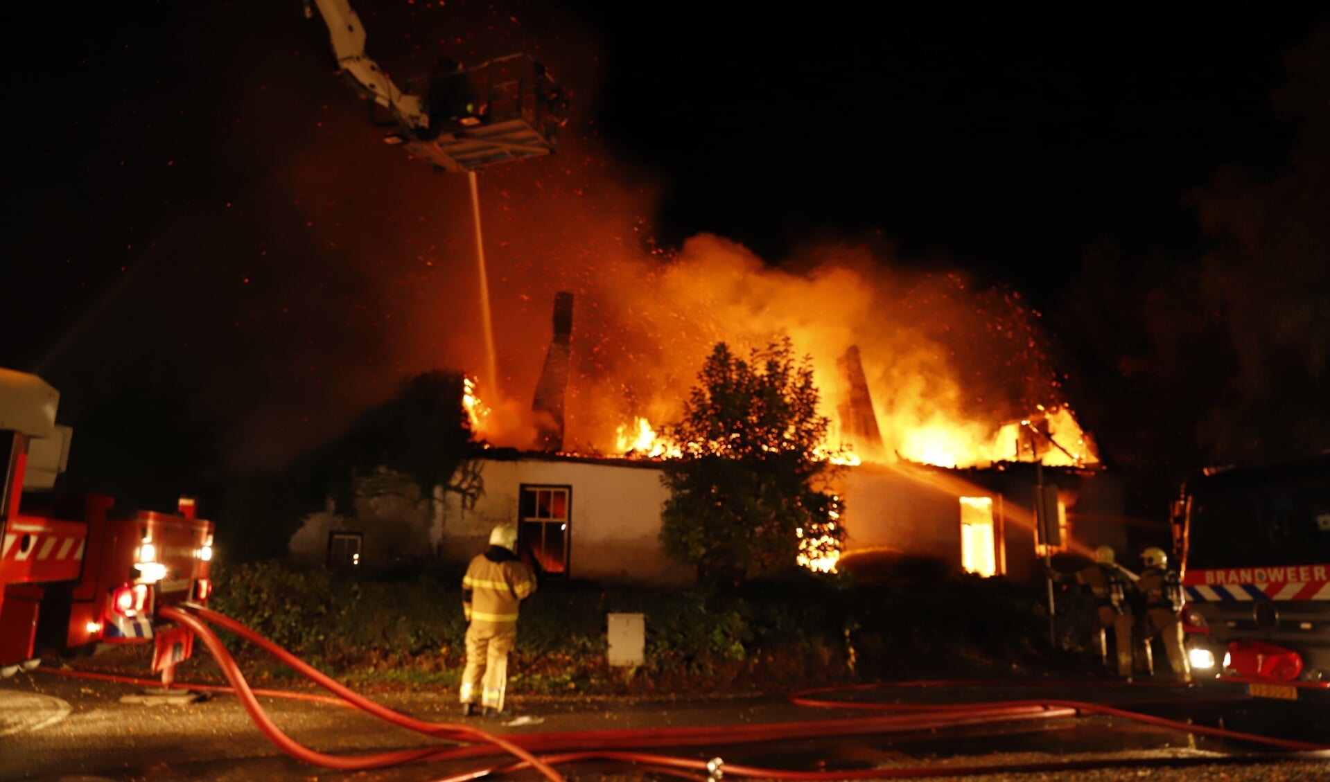 In Velp is een huis volledig uitgebrand.
