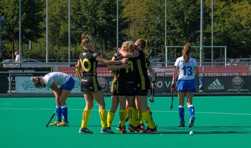 Blijdschap bij Geel-Zwart na de overwinning op Venlo.