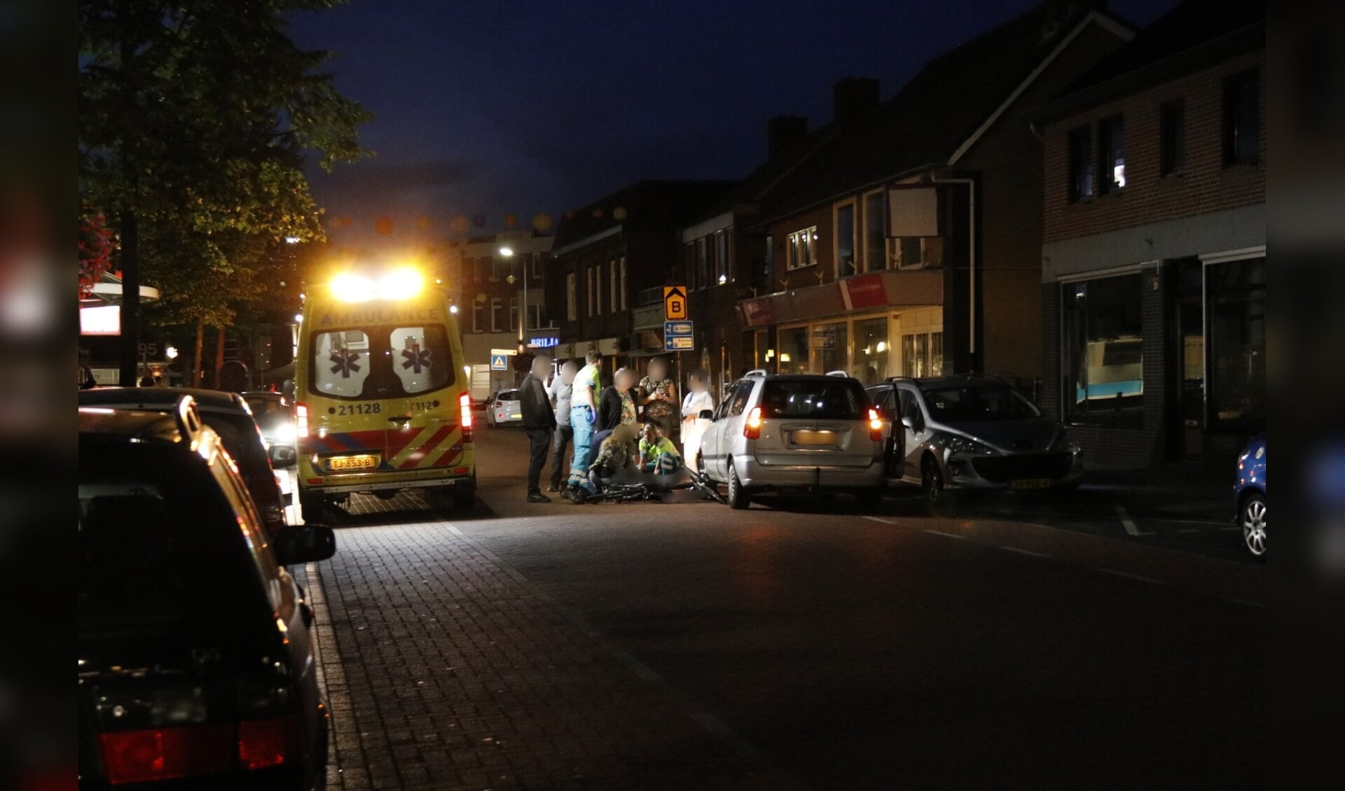 Fietsster komt onder auto op de Spoorstraat in Gennep.