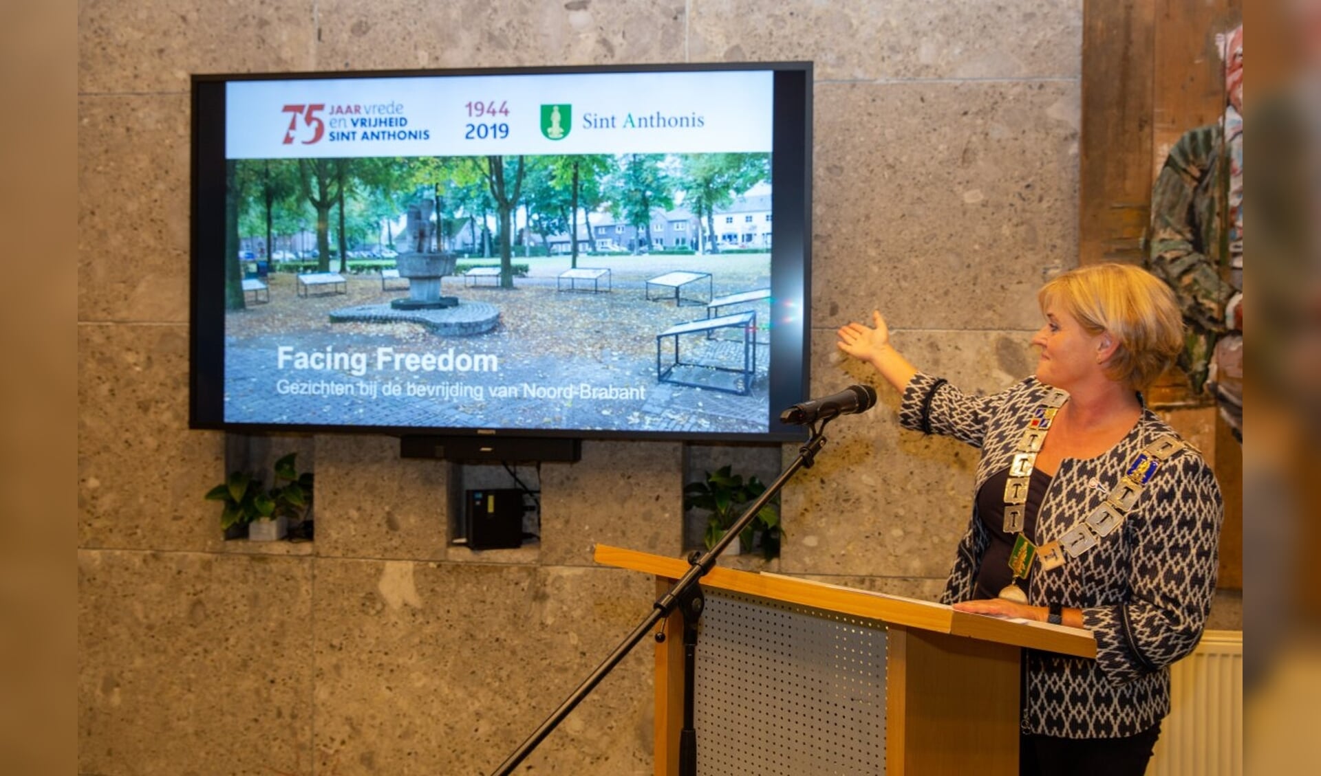 Burgemeester Marleen Sijbers van Sint Anthonis opende de expositie 'Facing Freedom'.