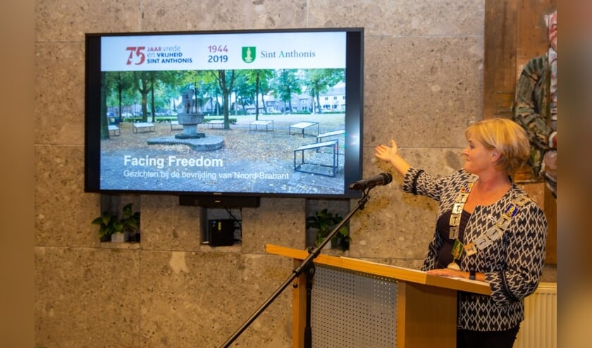 Burgemeester Marleen Sijbers van Sint Anthonis opende de expositie 'Facing Freedom'.