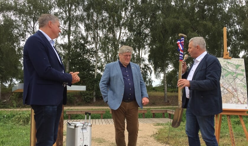 Ernest de Groot (Aa en Maas, links) en Jos van den Boogaart (gemeente Mill, rechts) overhandigen symbolisch de schop aan wethouder Ben Peters van de gemeente Grave, die aan de slag wil met de Verborgen Raamvallei.