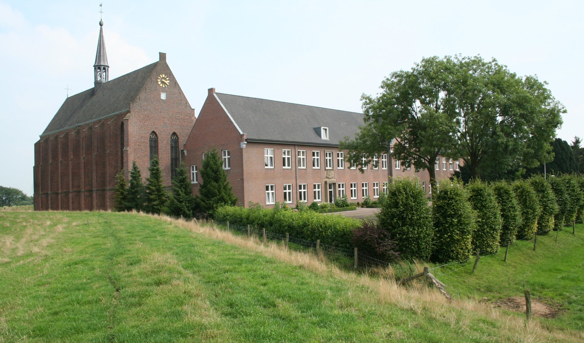 In het Kruisherenklooster in Sint Agatha komen twaalf appartementen en studio's voor mensen die willen wonen en bezinnen binnen de kloostermuren.