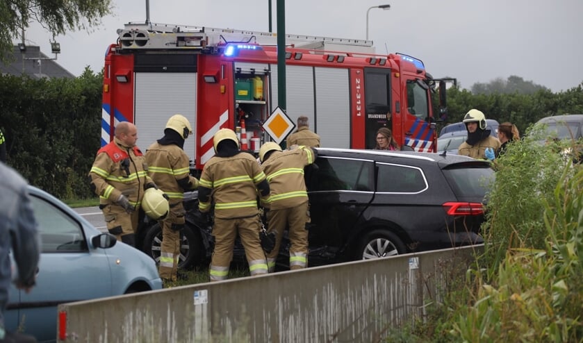 Ongeval op de kruising John F. Kennedybaan / Frankenbeemdweg. (Foto: Gabor Heeres / Foto Mallo)
