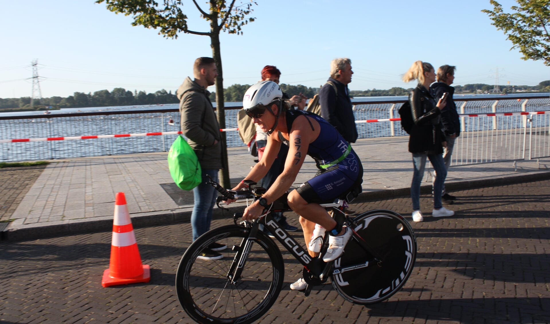 Corina Knijnenburg op de fiets.