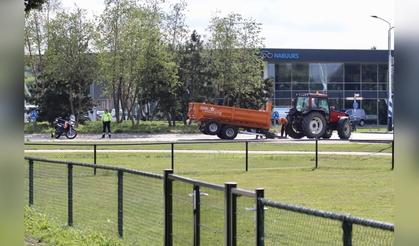 Tractor tot stilstand op rotonde.