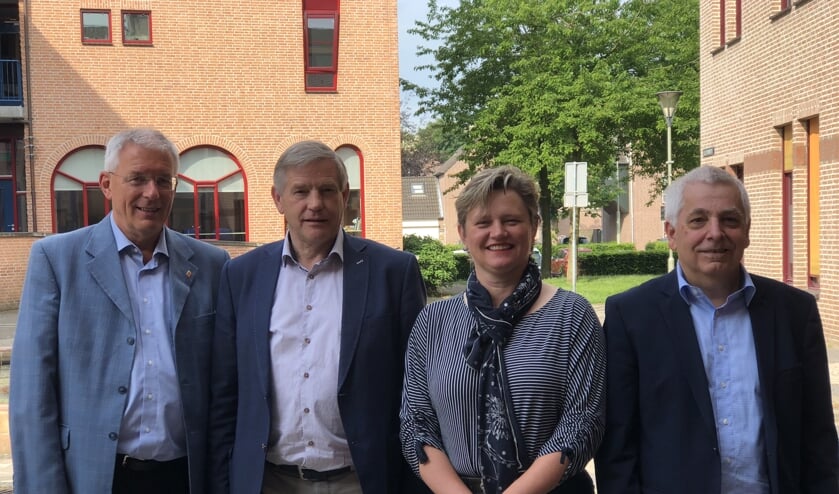 Het Gennepse college van B en W kort na de laatste gemeenteraadsverkiezingen. (foto: Jos Gröniger)