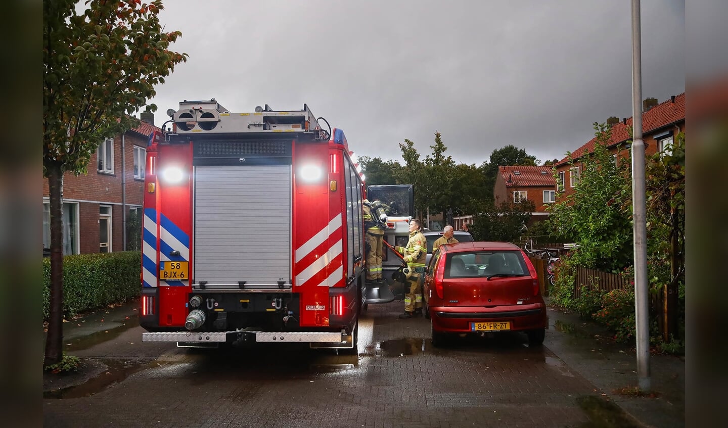 Brandweer opgeroepen voor brandje in woning Piersonstraat. (Foto: Gabor Heeres / Foto Mallo)