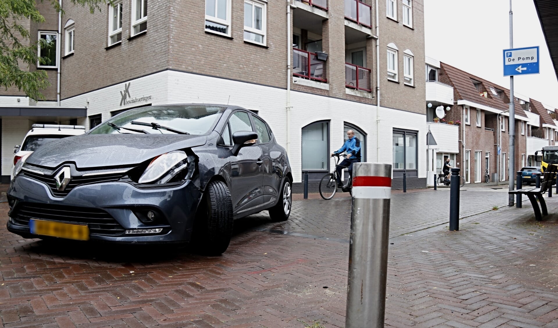 Vrouw rijdt tegen paaltje in Boxmeer, auto onbruikbaar.