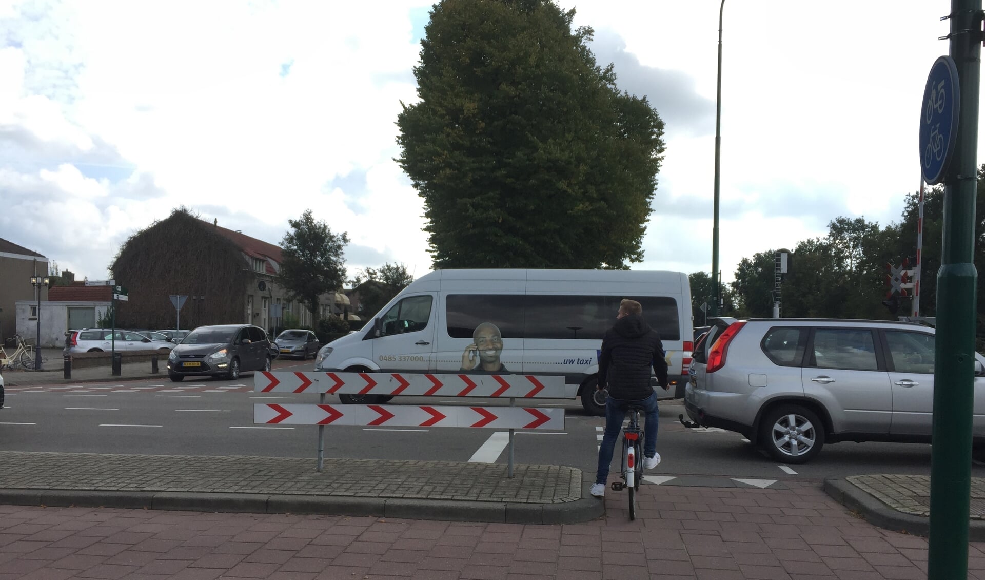 De oversteek voor fietsers op de kruising Schilderspad-Spoorstraat in Boxmeer leidt tot gevaarlijke situaties.