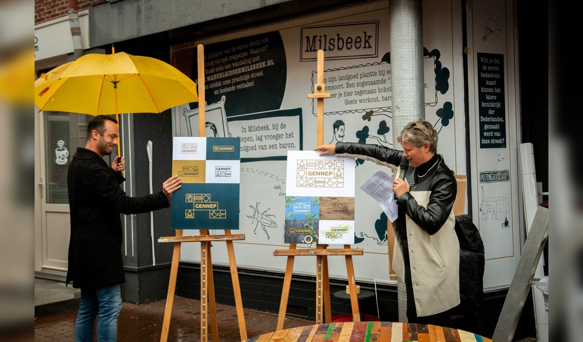 Bart Schouteten (vormgever bij Imagro) en wethouder Janine van Hulsteijn onthullen het toeristische beeldmerk.