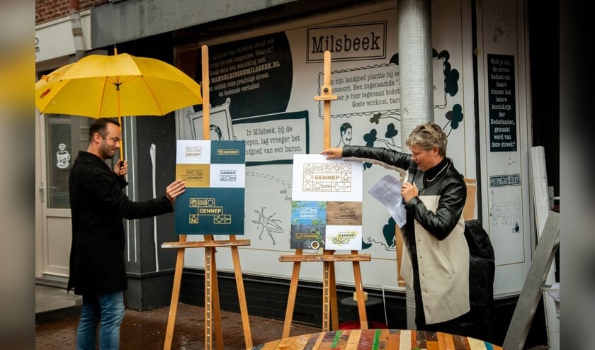 Bart Schouteten (vormgever bij Imagro) en wethouder Janine van Hulsteijn onthullen het toeristische beeldmerk.
