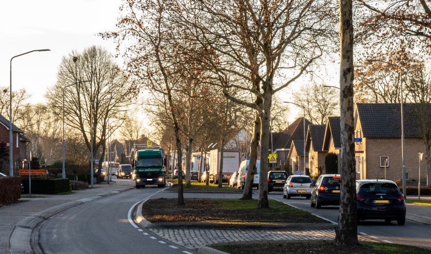 De N264 voert dwars door de dorpskern van Sint Hubert.