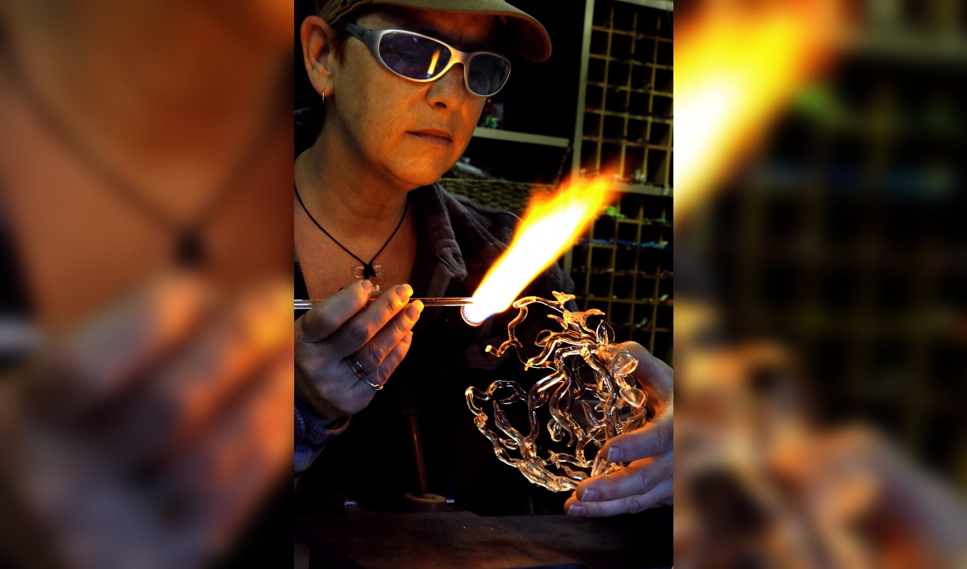 Jacky Geurts is een vermaard glaskunstenares. Als hoofdtechniek gebruikt ze flamework. Op donderdag is ze te gast bij Cultureel Café Sint Anthonis.