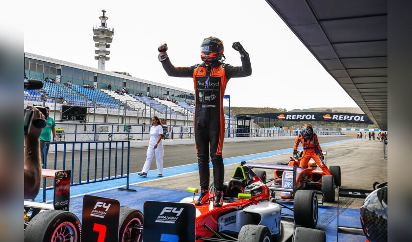 Glenn juicht na een goede race.