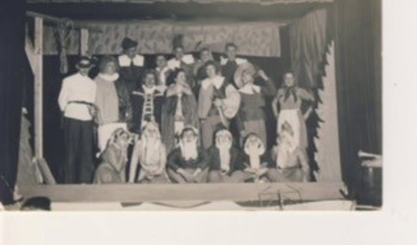 De leden van de hockeyclub als toneelspelers. Betty van Zwanenbergh staat geheel rechts.