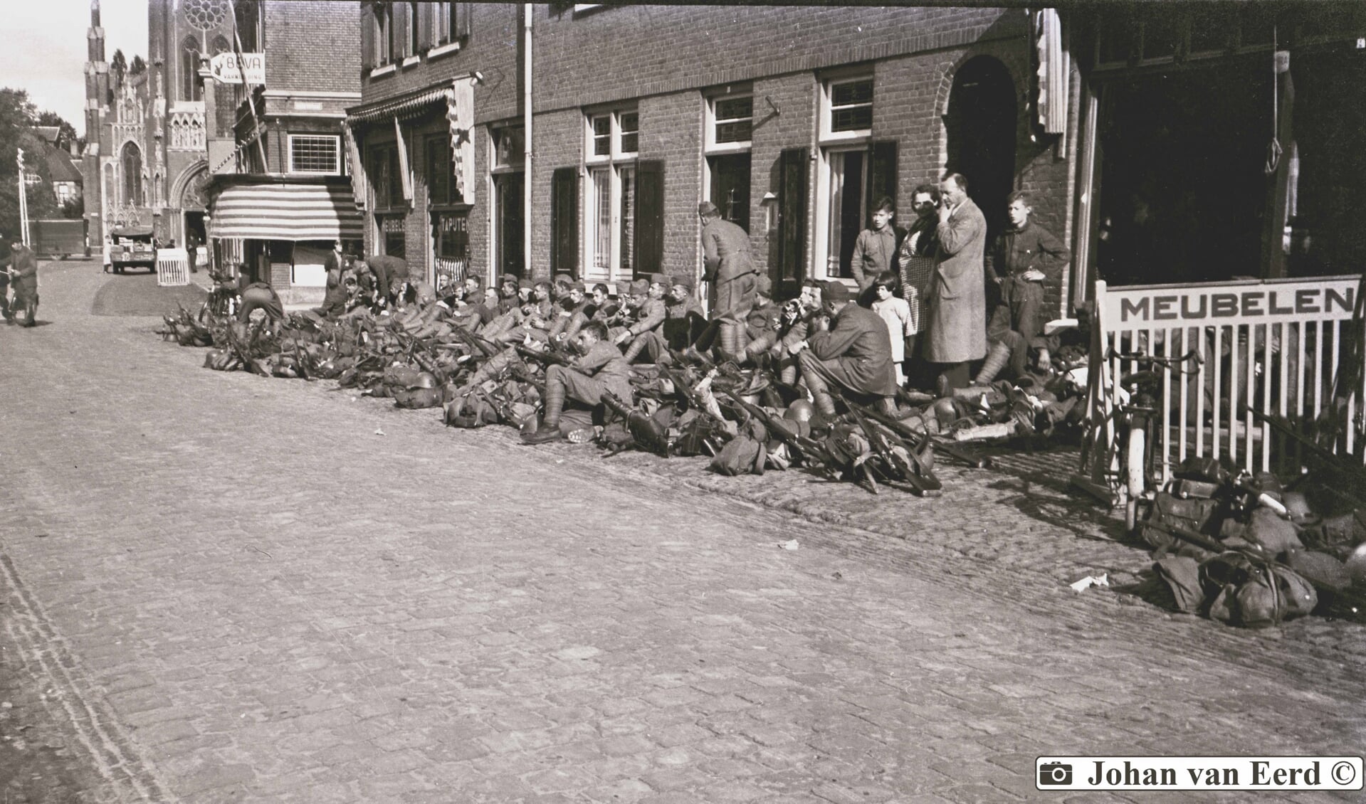 Een prachtig sfeerbeeld van wachtende Nederlandse soldaten tijdens de mobilisatie, door Johan van Eerd in 1939 vastgelegd.
