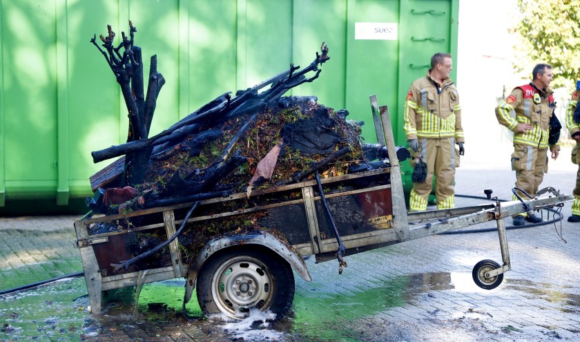 Aanhanger met tuinafval vat vlam in Heijen.