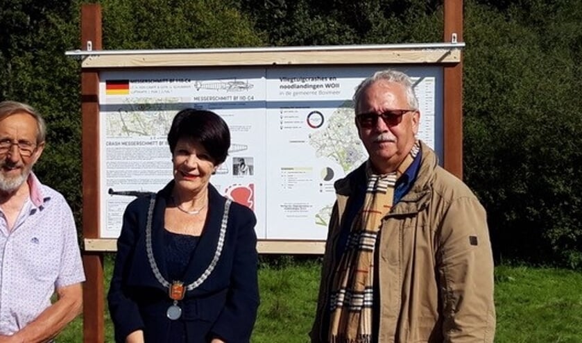 Initiatiefnemer Wim Huibers, wethouder Willy Hendriks en Leo Janssen van de werkgroep 'Vliegtuigcrashes en Noodlandingen WOII'.