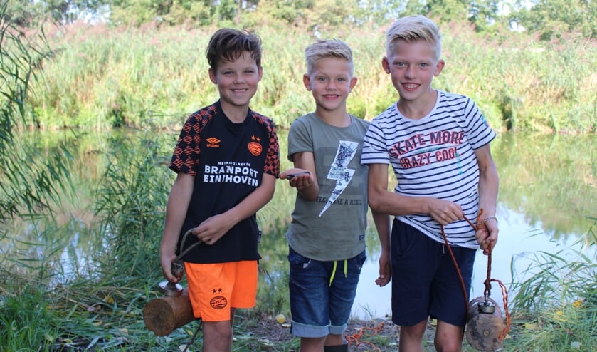 Vlnr: Guus, Thymo en Jordy op de plek waar ze de granaat vonden.