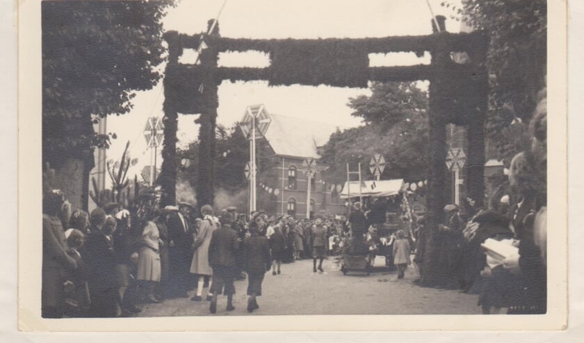 De ereboog van Buurtvereniging Helenastraat tijdens de bevrijdingsfeesten van 1945.  