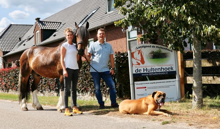 Nick Janssen en Anke Janssen-Theunissen samen met hun paard Hummer en hond Guus zijn de eigenaren van Woonzorgboerderij annex Paardenhouderij de Hultenhoek te Groeningen, die inmiddels al 10 jaar bestaat. (foto: John Hoffman)