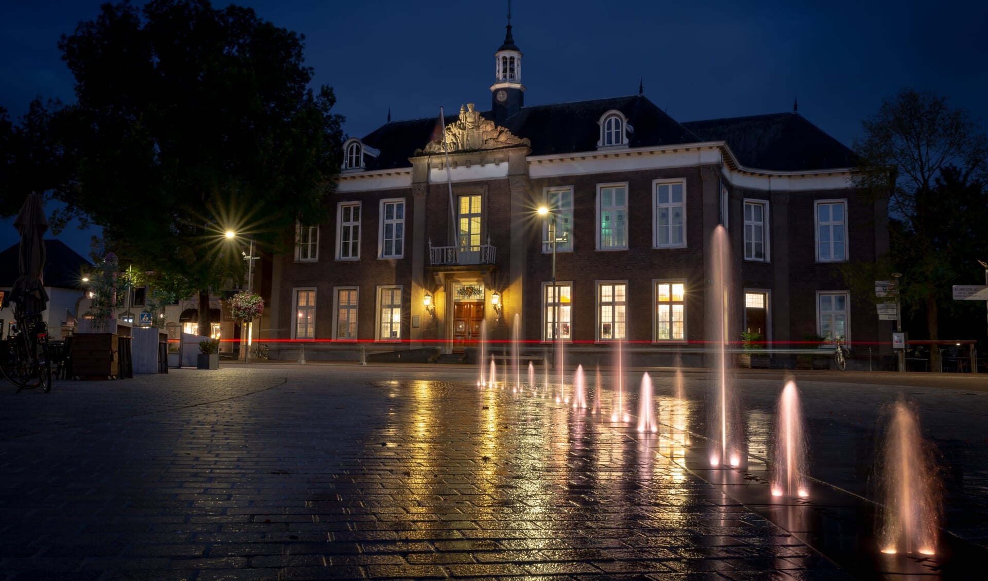 De deuren van de bibliotheek, gevestigd in Het Raadhuis op de Markt in Veghel, gaan voorlopig dicht.