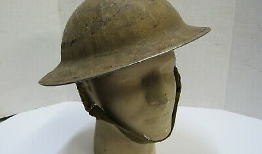 In molen De Hoop ligt de doorboorde Brodie helm MKII, zeer waarschijnlijk afkomstig van een op 23-9-1944 in het Hool gesneuvelde Brit.
