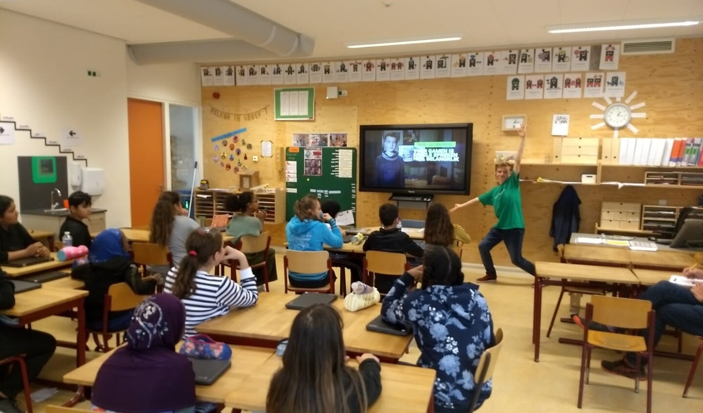 Metameerleerlingen onderwijzen basisschoolkinderen voor de Europese Dag van de Talen.