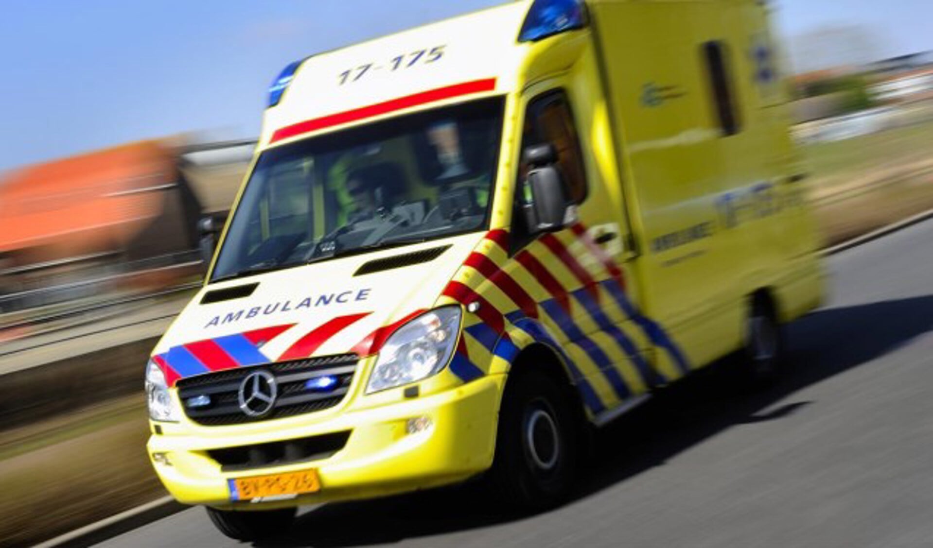 Ambulance op het Prins Willem Alexander Sportpark in Veghel wegens hartstilstand