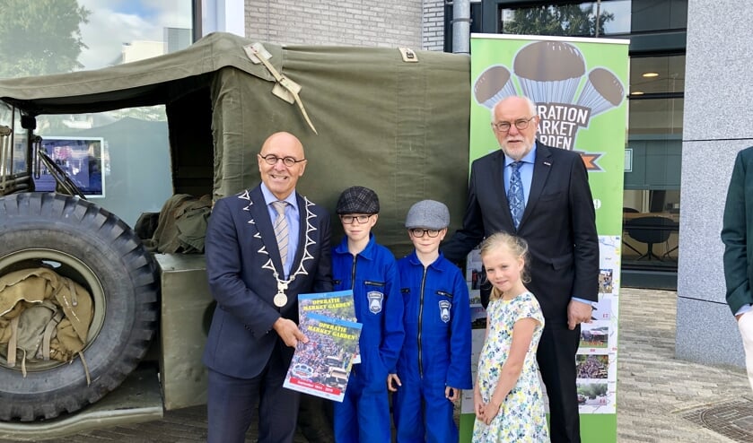 Hugo, Julius en Elise poseren naast burgemeester Kees van Rooij (L) en Karel van Soest (R).