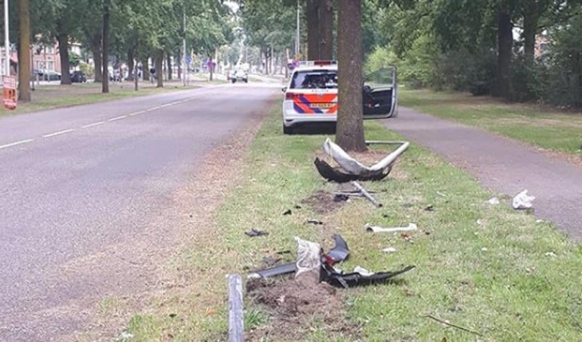 Auto ramt verkeersbord en lantaarnpaal en rijdt door op Gerbrandylaan. (Foto: instagram Wijkagenten Ussen)