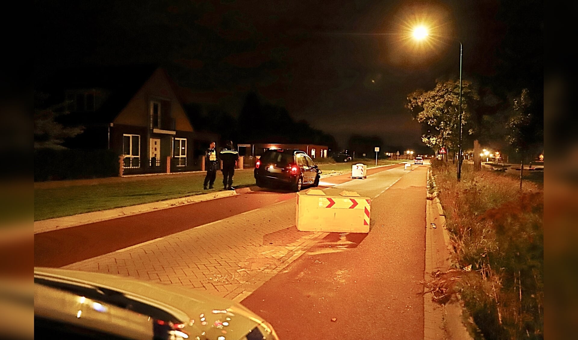 Automobilist ramt betonblok op Katwijkseweg in Cuijk.
