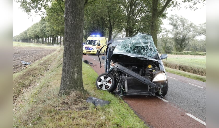Automobilist botst op boom in Wanroij.