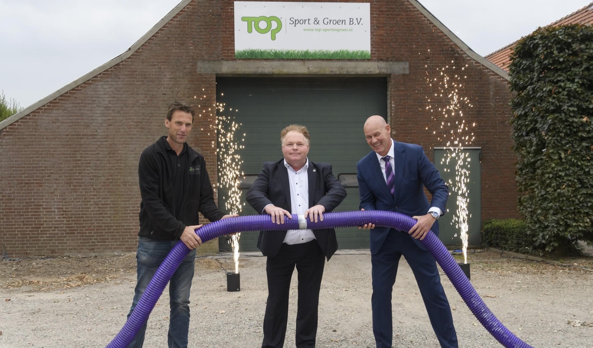 E-Fiber en wethouder Peter Stevens hebben afgelopen dinsdag de aansluiting bij ondernemer Nick Verberk van TOP Sport en Groen gevierd. 