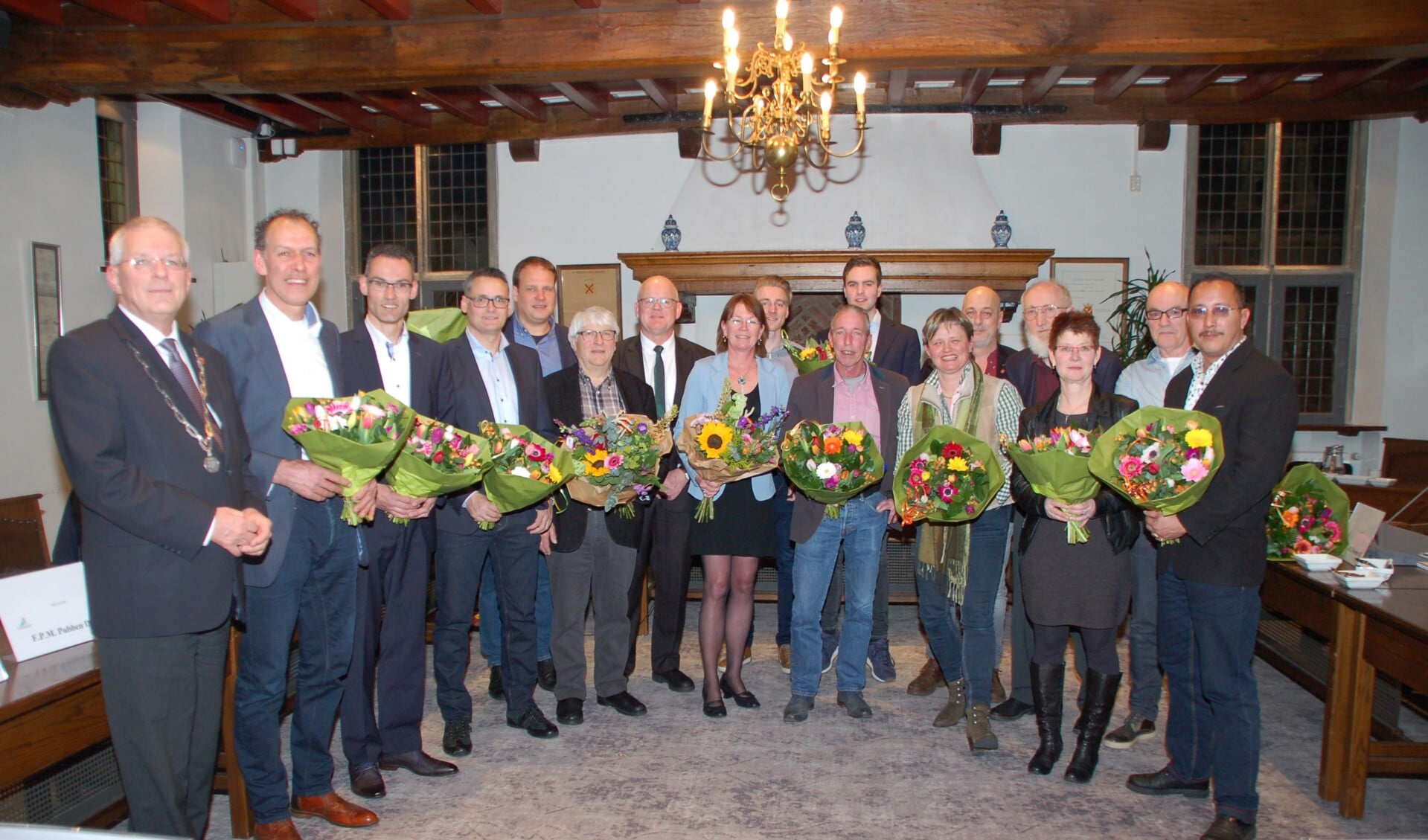 De gemeenteraad van Gennep in 'gelukkigere tijden' met burgemeester Peter de Koning (staand geheel links).