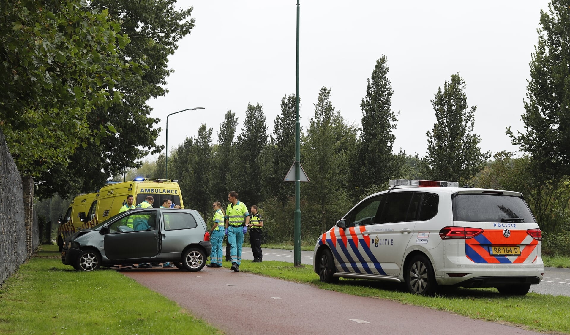Auto botst op muur op Van Galenweg in Cuijk.