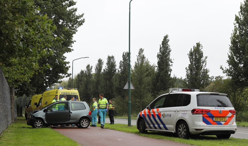 Auto botst op muur op Van Galenweg in Cuijk.