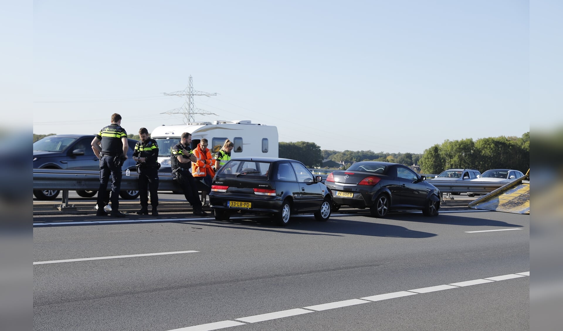 Chaos op A73 na ongeluk op Maasbrug, een gewonde naar het ziekenhuis.