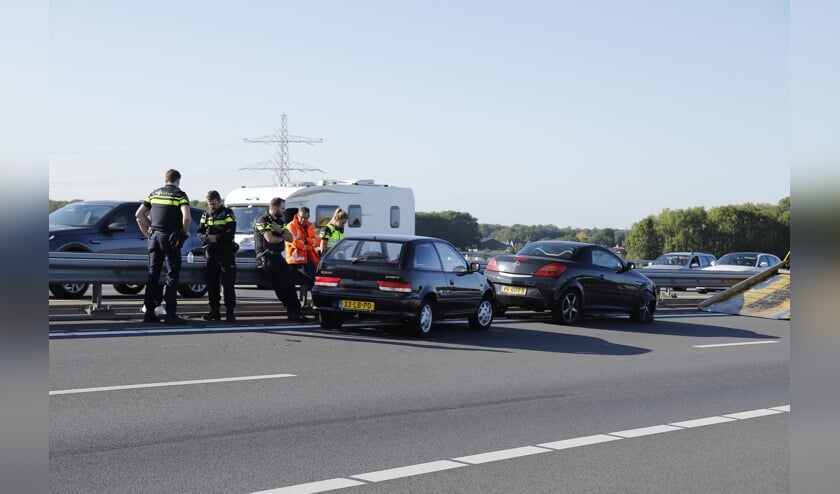 Chaos op A73 na ongeluk op Maasbrug, een gewonde naar het ziekenhuis.