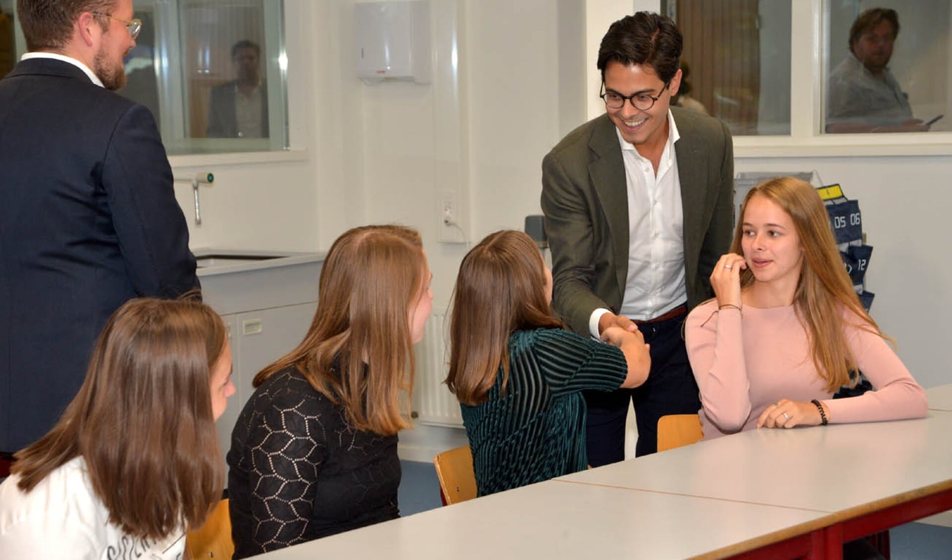 D66 fractievoorzitter Rob Jetten maakt kennis met leerlingen