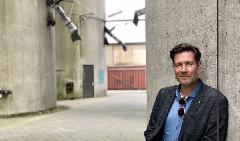 Roy van de Veerdonk op de plek waar hij op zaterdag 12 oktober achter de draaitafels staat.