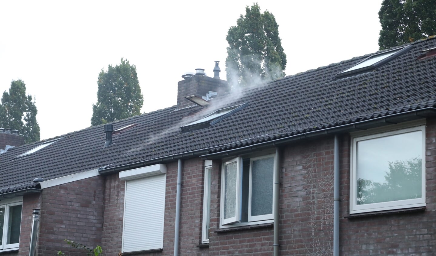 Brandweer opgeroepen voor woningbrand in Peellaan. (Foto: Gabor Heeres / Foto Mallo)