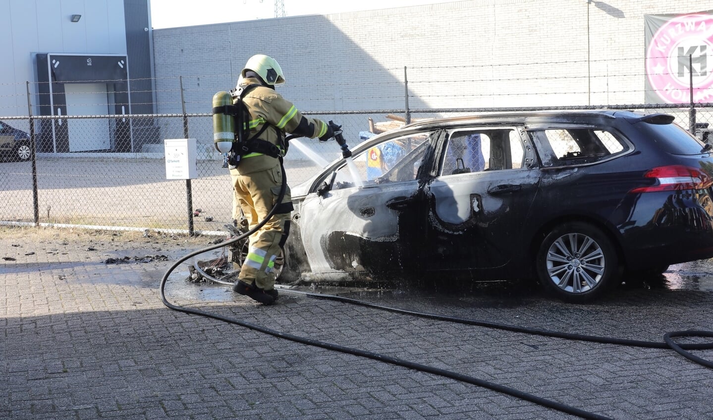 Autobrand aan de Galliërsweg in Oss. (Foto: Charles Mallo, Foto Mallo)