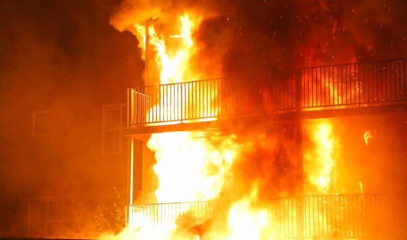 Appartementen in Berghemseweg verwoest door brand. (Foto: Gabor Heeres / Foto Mallo)