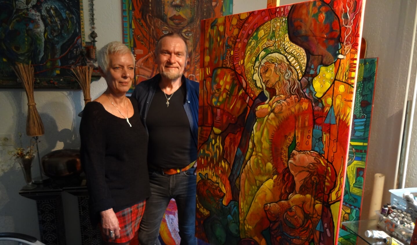 Frans en partner Olda Couwenberg temidden van zijn kunst