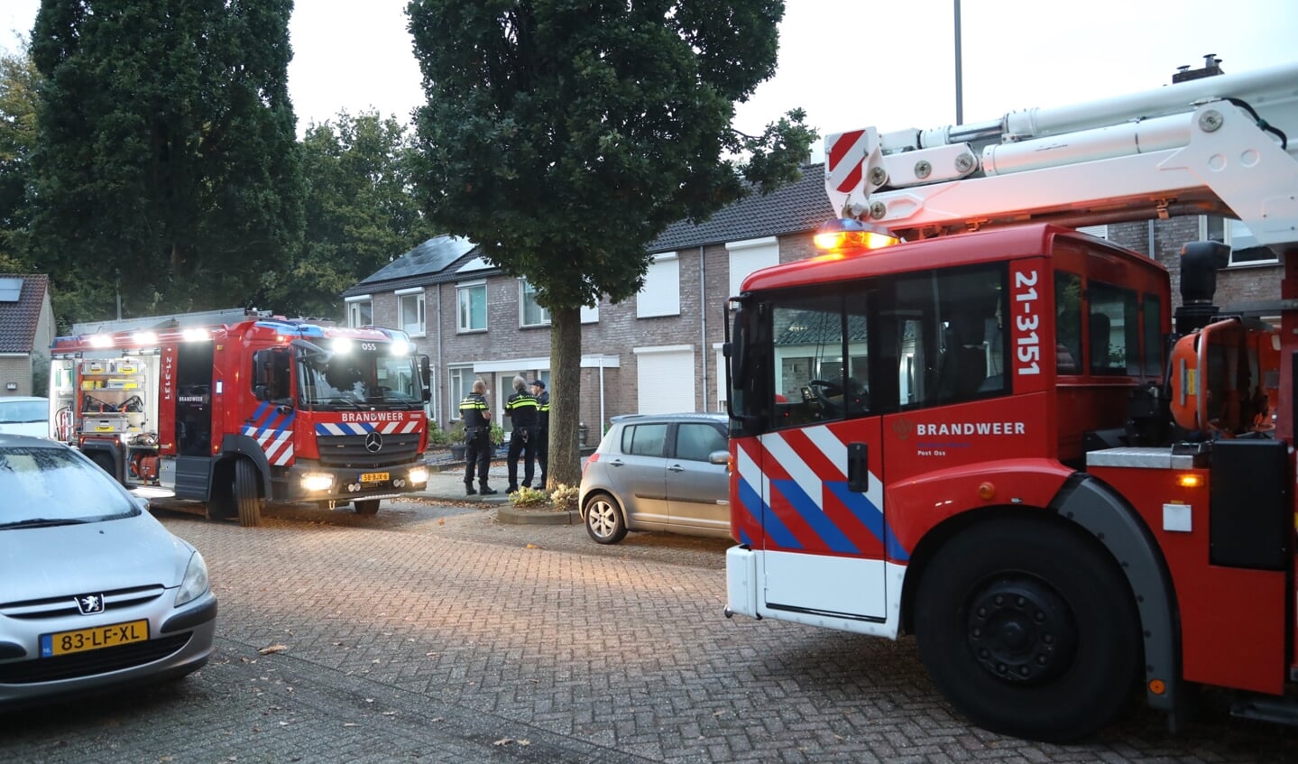 Brandweer opgeroepen voor woningbrand in Peellaan. (Foto: Gabor Heeres / Foto Mallo)