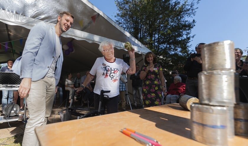 Het feest werd in stijl geopend door mevrouw Swinkels en wethouder Compagne